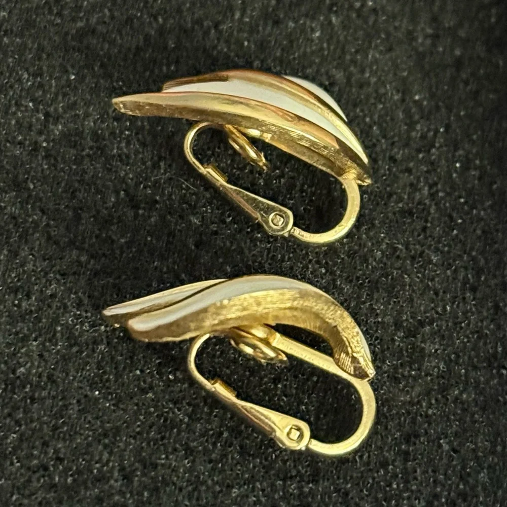 Vintage Crown Trifari White Enamel Gold Tone Leaf Clip-On Earrings‎ Signed